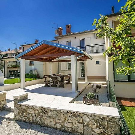 Charming Beachfront Holiday Home In Poreč Buitenkant foto