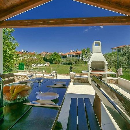 Charming Beachfront Holiday Home In Poreč Buitenkant foto