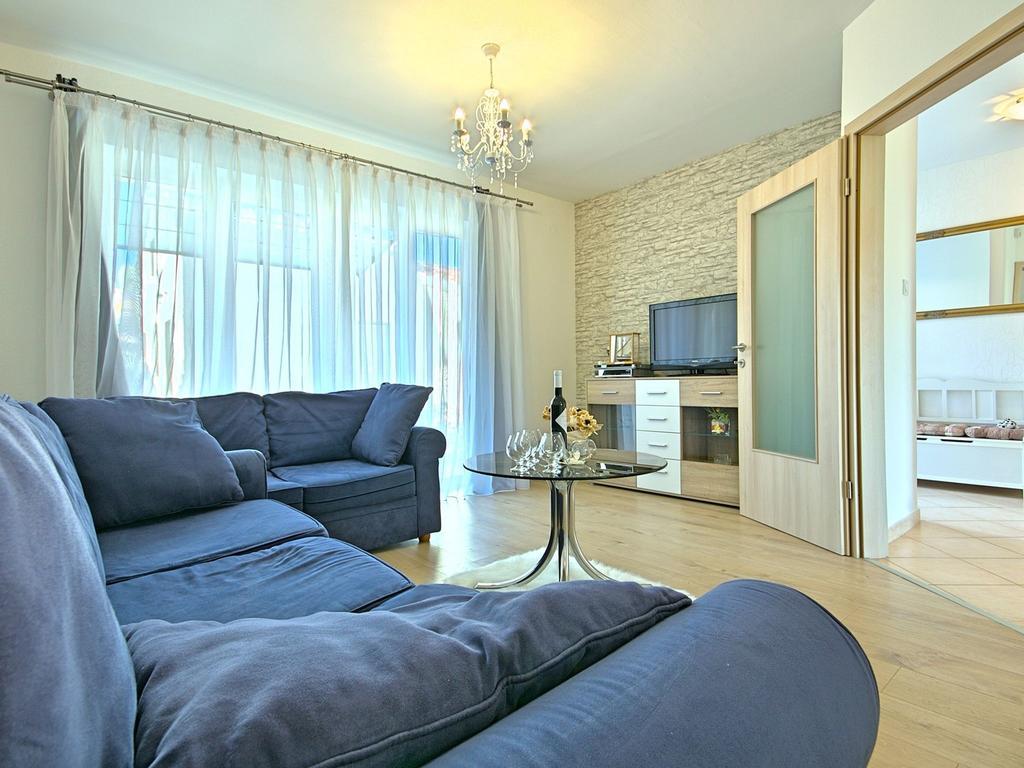 Charming Beachfront Holiday Home In Poreč Buitenkant foto