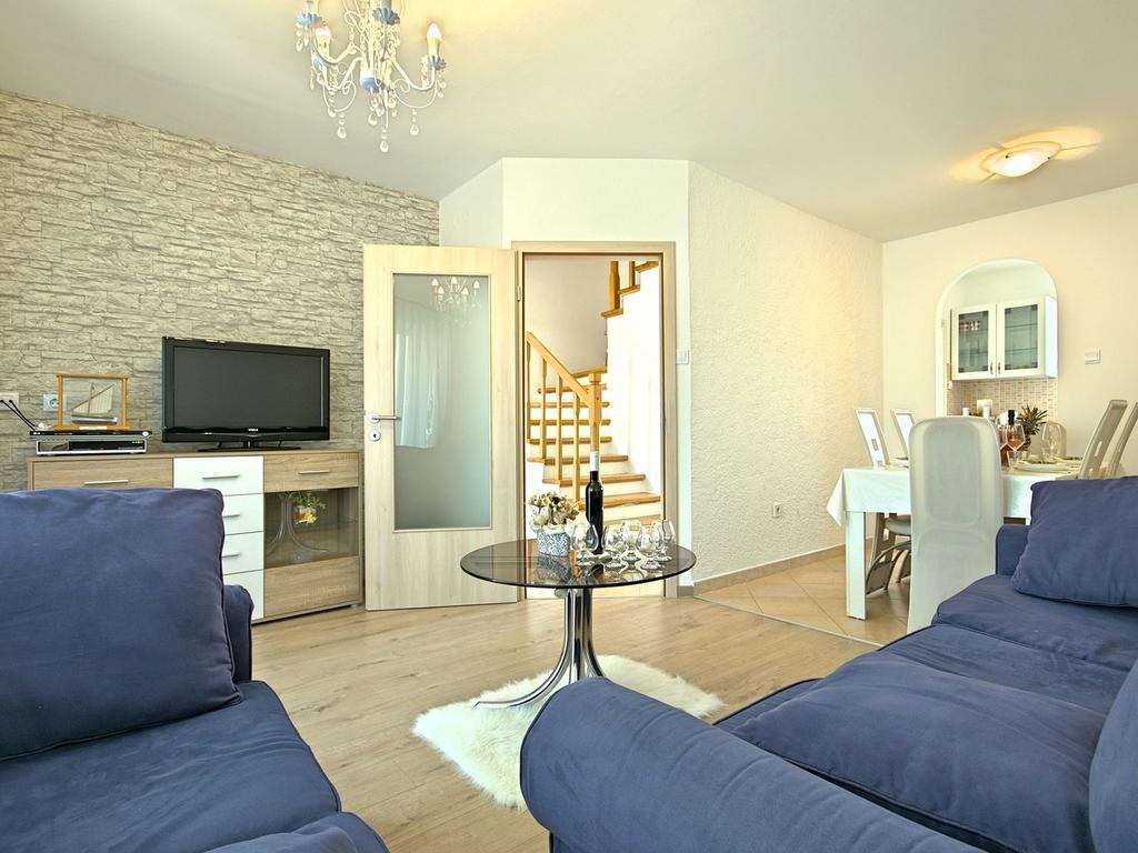 Charming Beachfront Holiday Home In Poreč Buitenkant foto