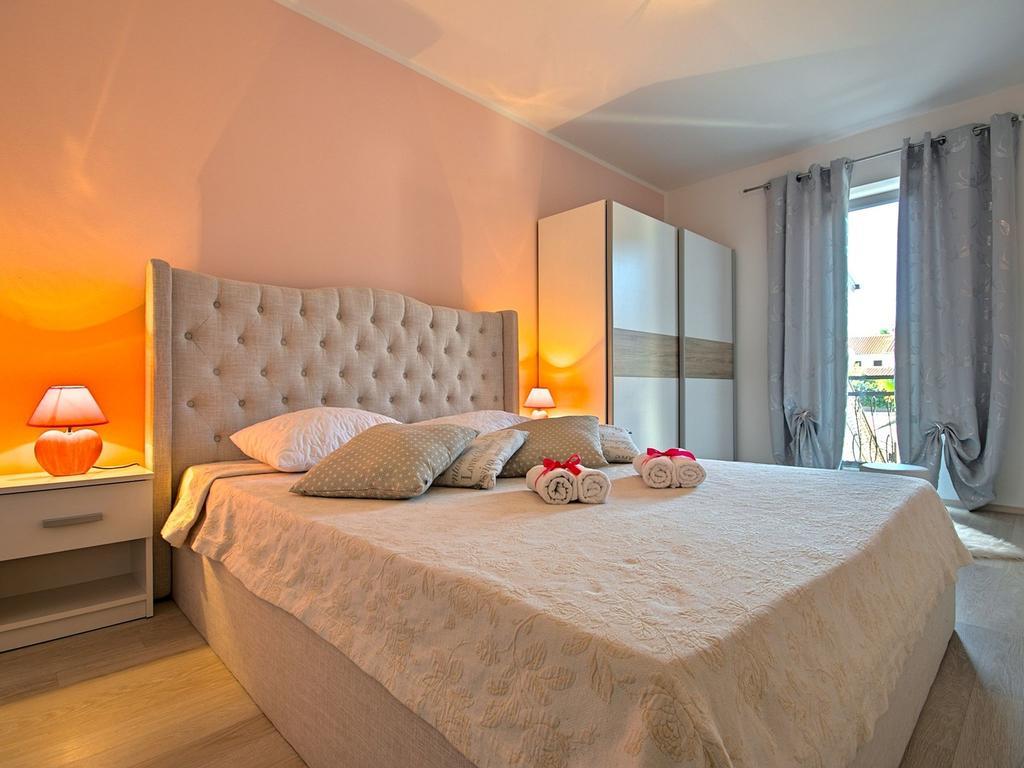 Charming Beachfront Holiday Home In Poreč Buitenkant foto