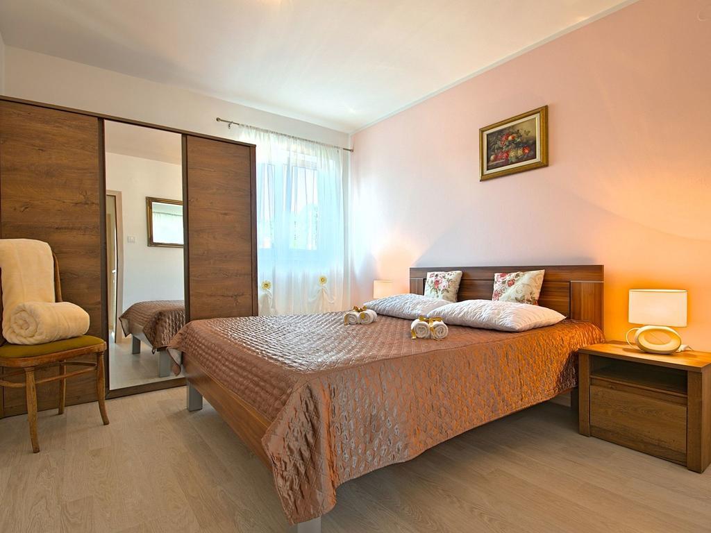 Charming Beachfront Holiday Home In Poreč Buitenkant foto