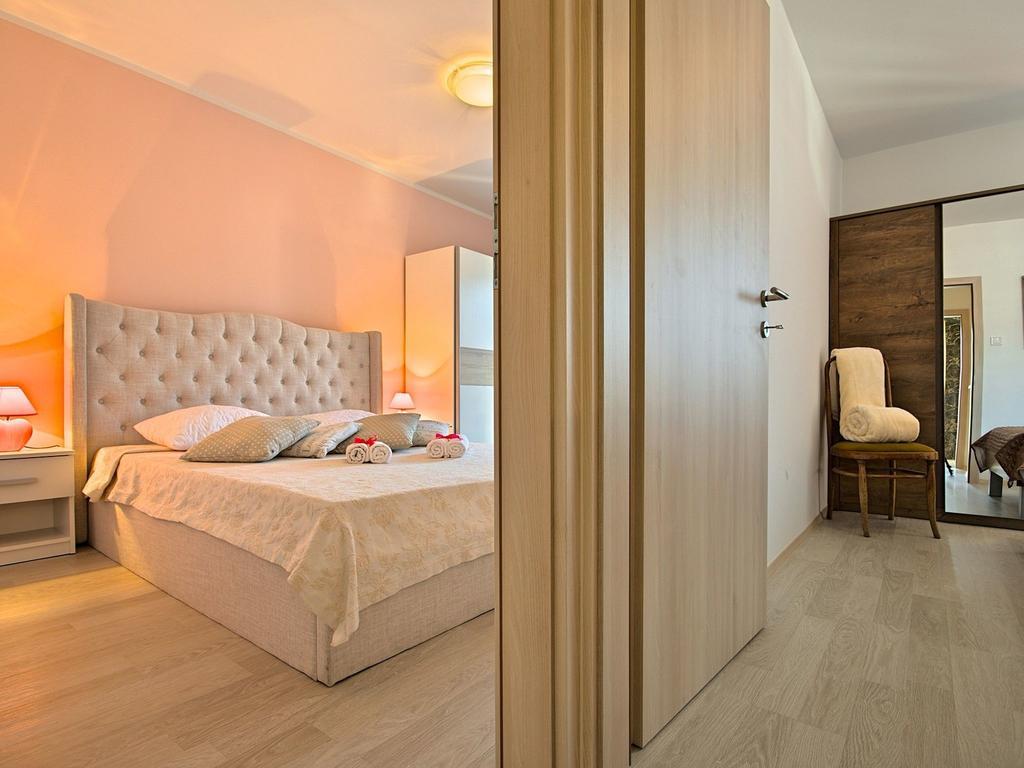 Charming Beachfront Holiday Home In Poreč Buitenkant foto