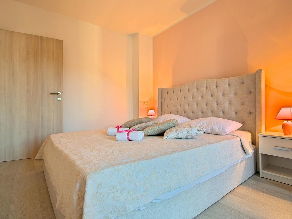 Charming Beachfront Holiday Home In Poreč Buitenkant foto