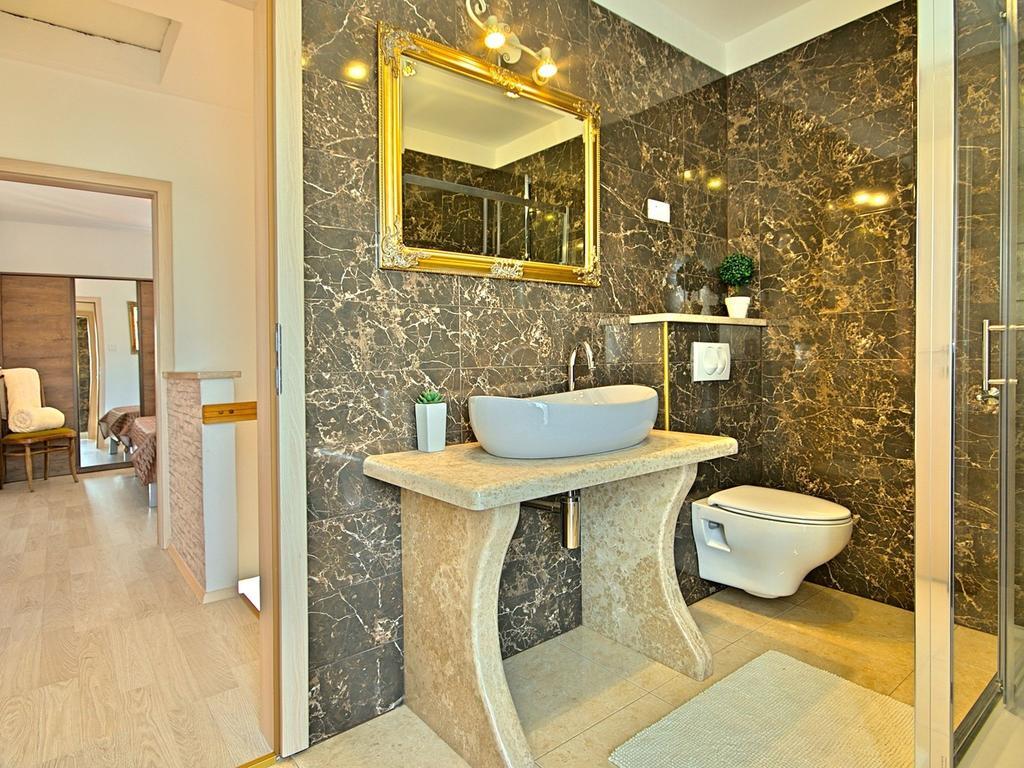 Charming Beachfront Holiday Home In Poreč Buitenkant foto