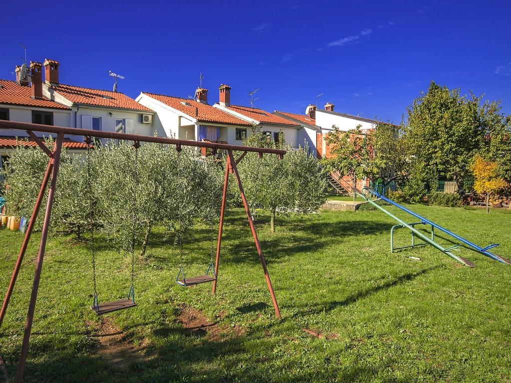 Charming Beachfront Holiday Home In Poreč Buitenkant foto