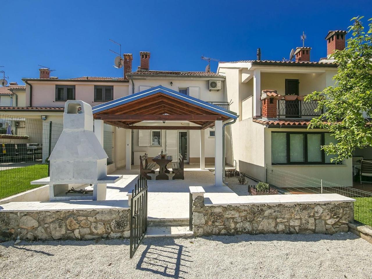 Charming Beachfront Holiday Home In Poreč Buitenkant foto