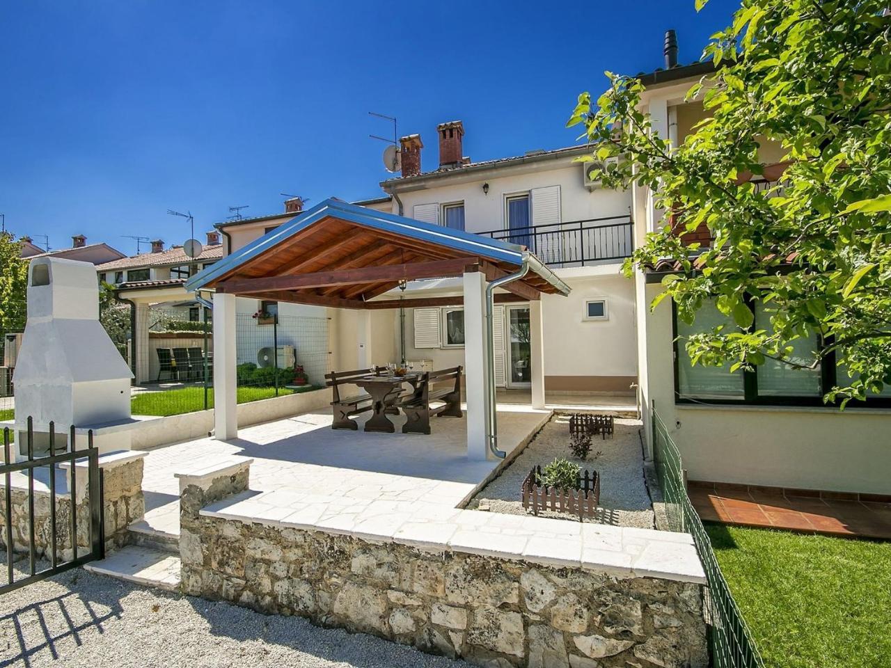 Charming Beachfront Holiday Home In Poreč Buitenkant foto