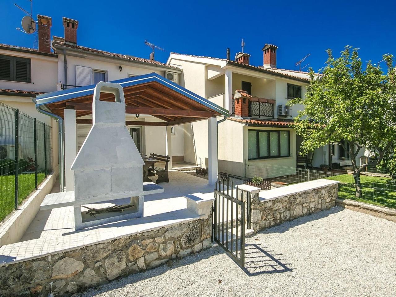 Charming Beachfront Holiday Home In Poreč Buitenkant foto