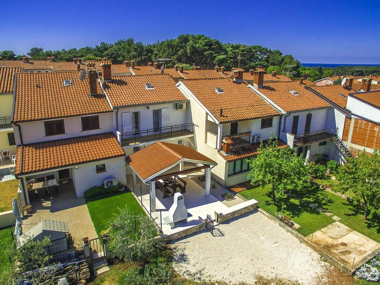 Charming Beachfront Holiday Home In Poreč Buitenkant foto