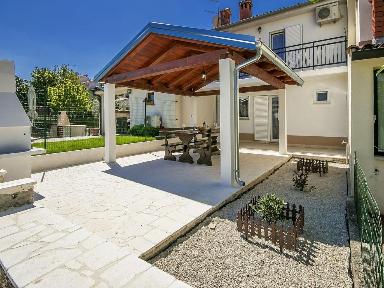 Charming Beachfront Holiday Home In Poreč Buitenkant foto