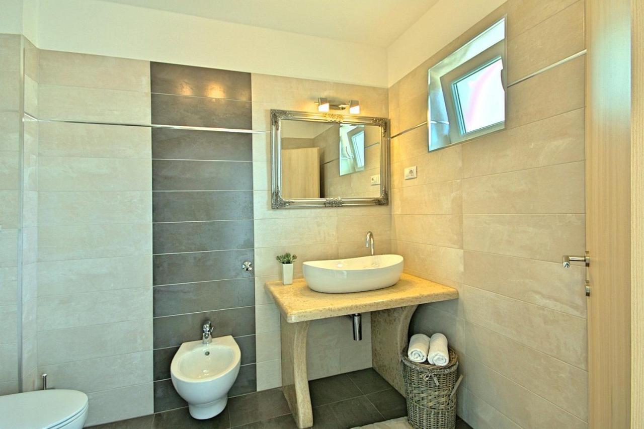 Charming Beachfront Holiday Home In Poreč Buitenkant foto