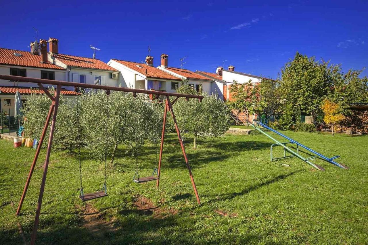 Charming Beachfront Holiday Home In Poreč Buitenkant foto