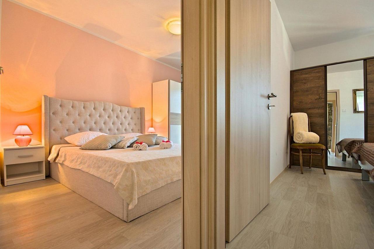 Charming Beachfront Holiday Home In Poreč Buitenkant foto