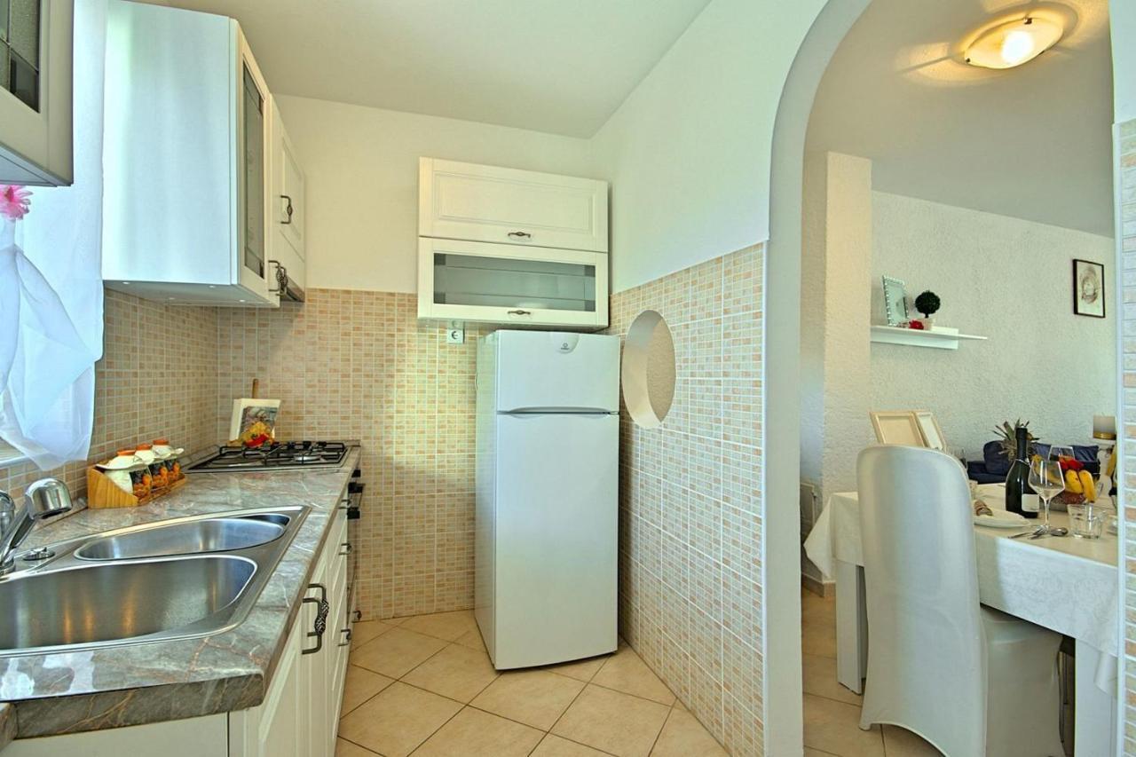 Charming Beachfront Holiday Home In Poreč Buitenkant foto