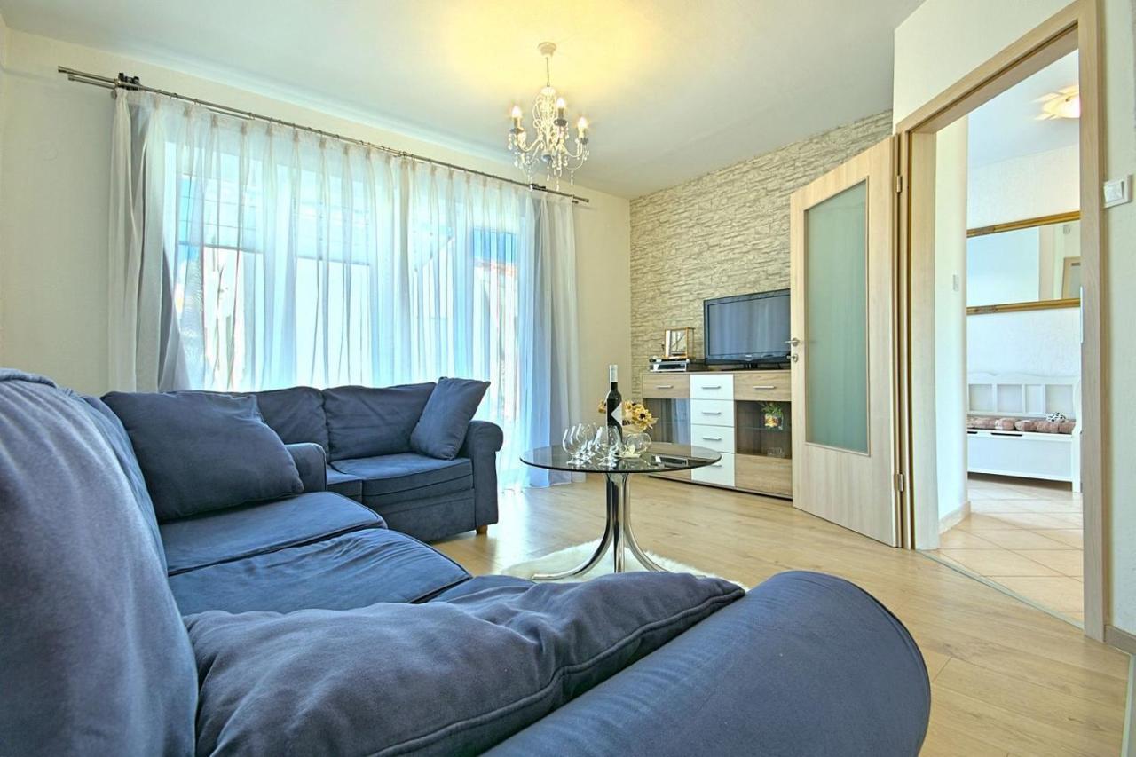 Charming Beachfront Holiday Home In Poreč Buitenkant foto