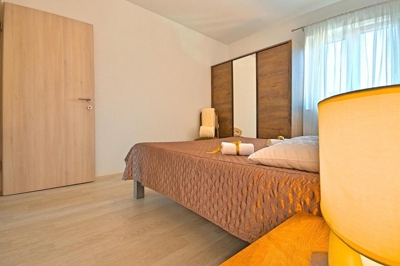Charming Beachfront Holiday Home In Poreč Buitenkant foto