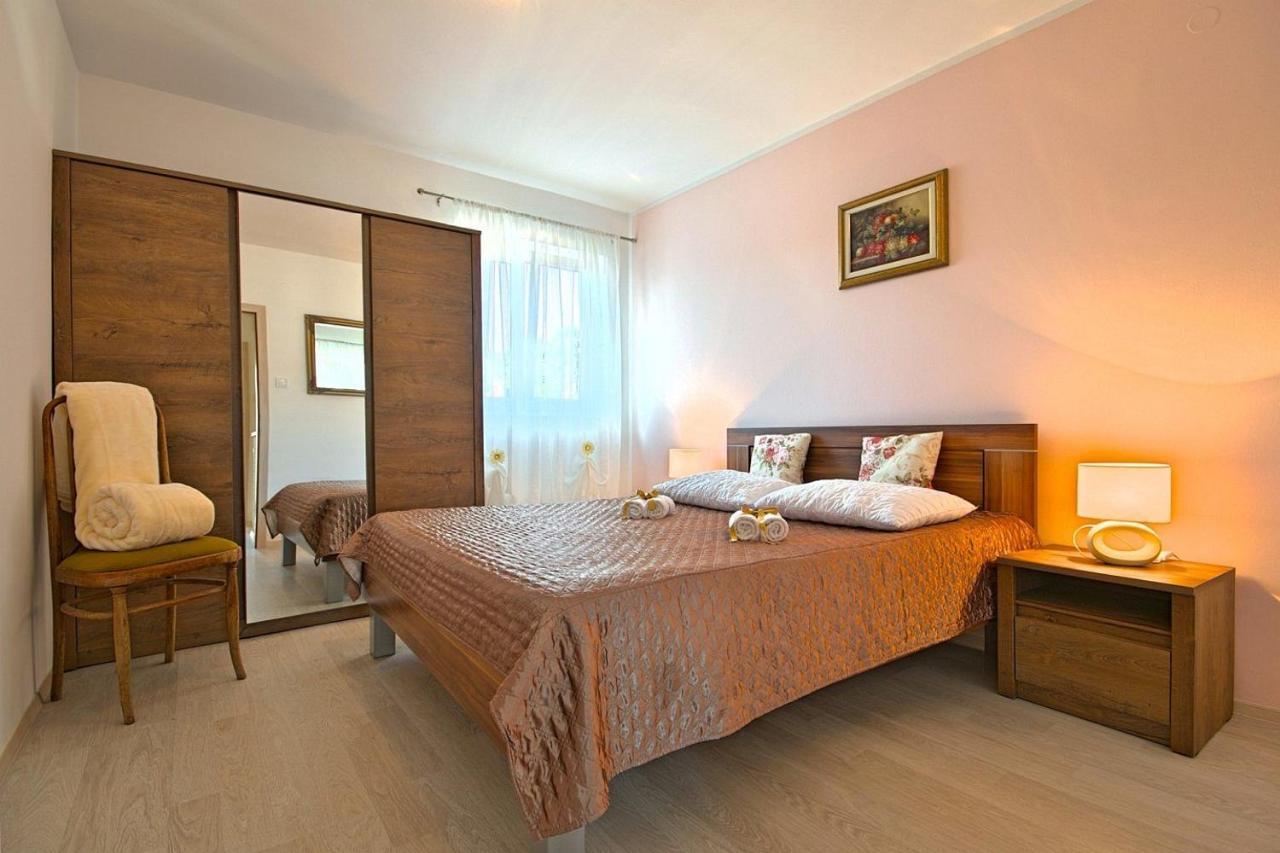 Charming Beachfront Holiday Home In Poreč Buitenkant foto