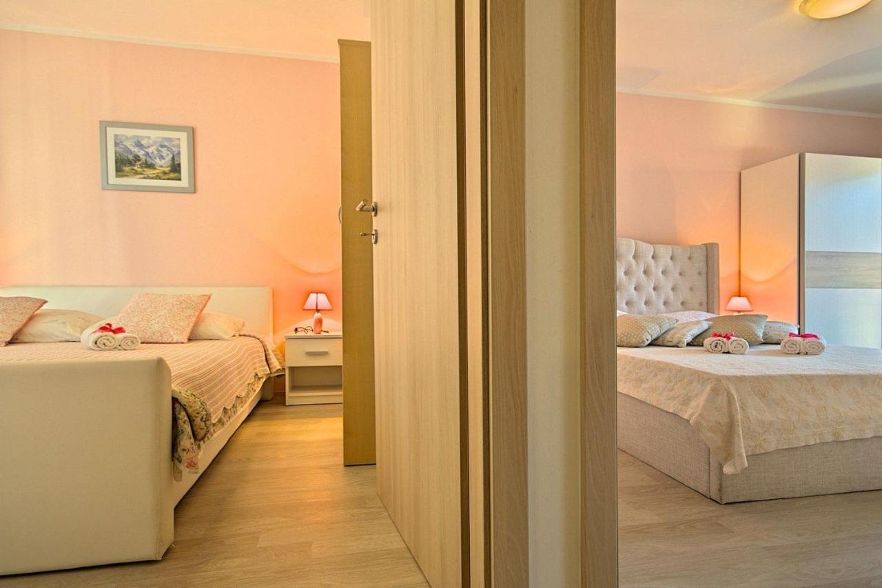 Charming Beachfront Holiday Home In Poreč Buitenkant foto