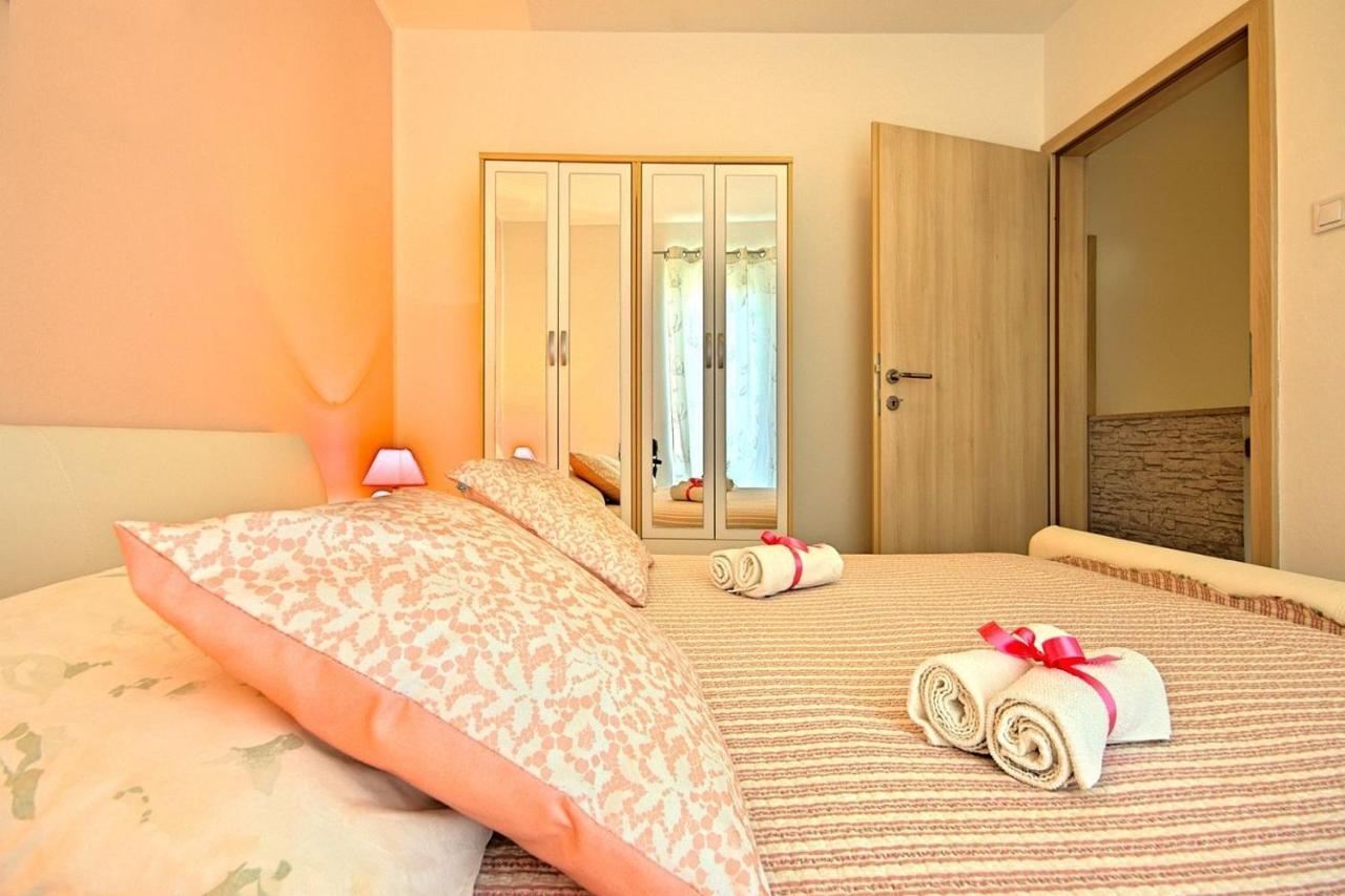 Charming Beachfront Holiday Home In Poreč Buitenkant foto