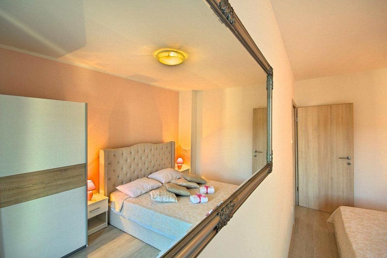 Charming Beachfront Holiday Home In Poreč Buitenkant foto