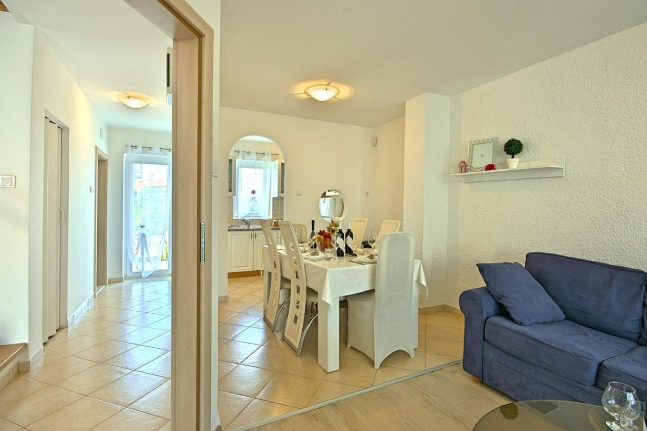 Charming Beachfront Holiday Home In Poreč Buitenkant foto