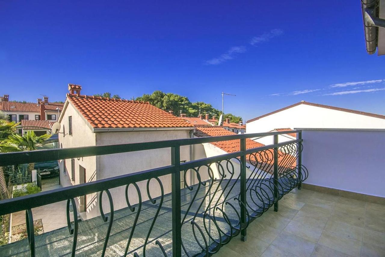 Charming Beachfront Holiday Home In Poreč Buitenkant foto