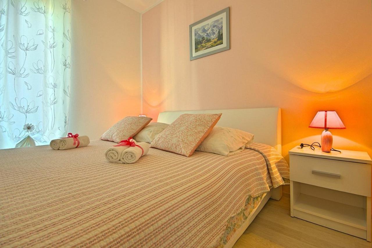 Charming Beachfront Holiday Home In Poreč Buitenkant foto
