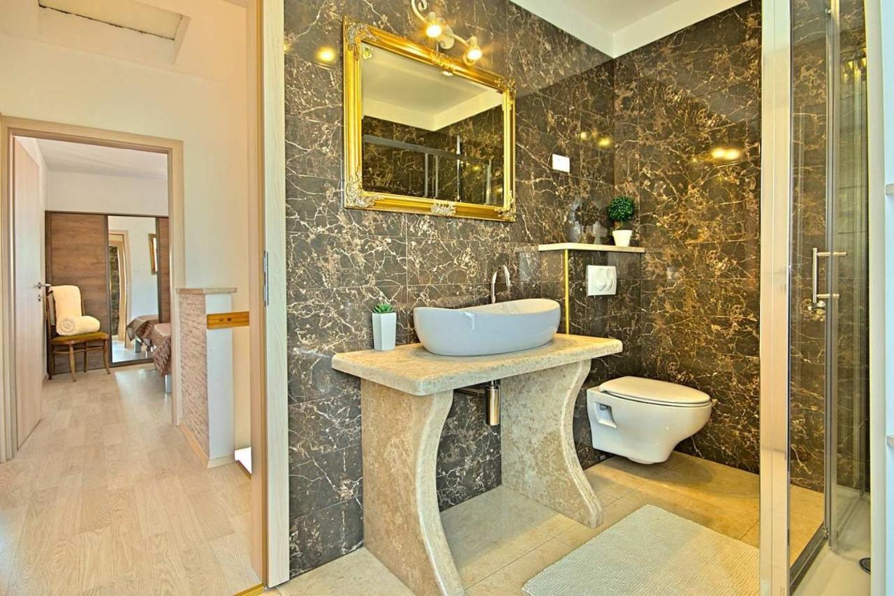 Charming Beachfront Holiday Home In Poreč Buitenkant foto