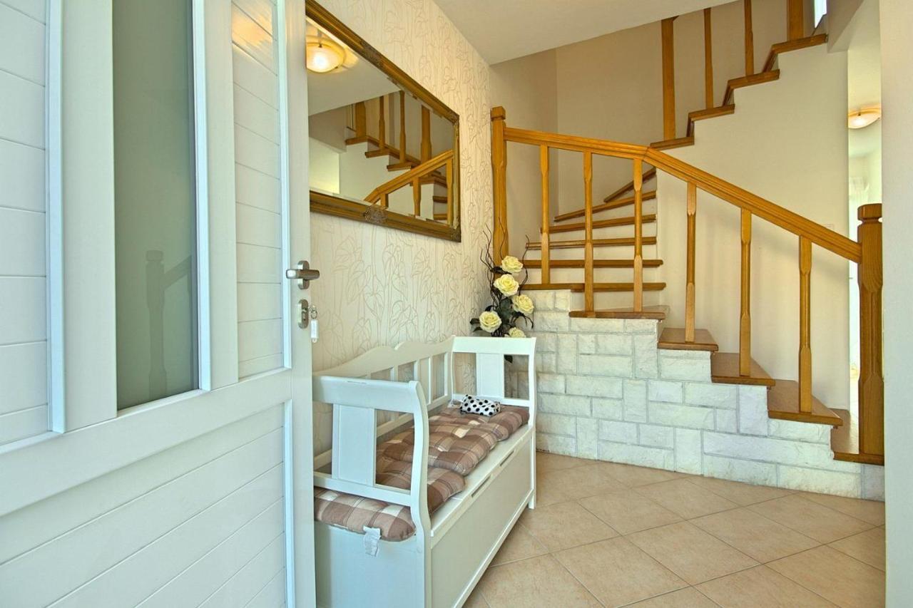 Charming Beachfront Holiday Home In Poreč Buitenkant foto